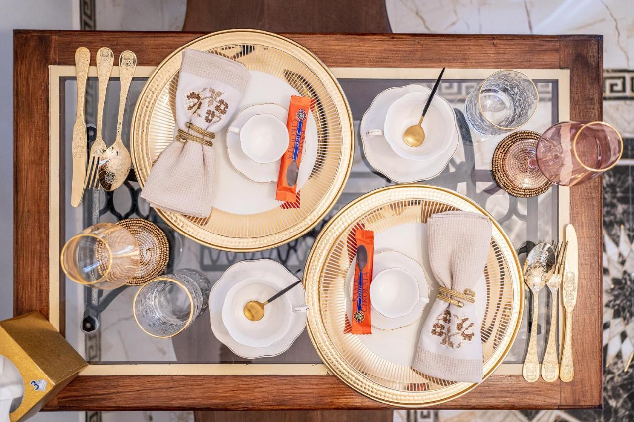 Private Museum With Antique Decor Apartament Bucureşti