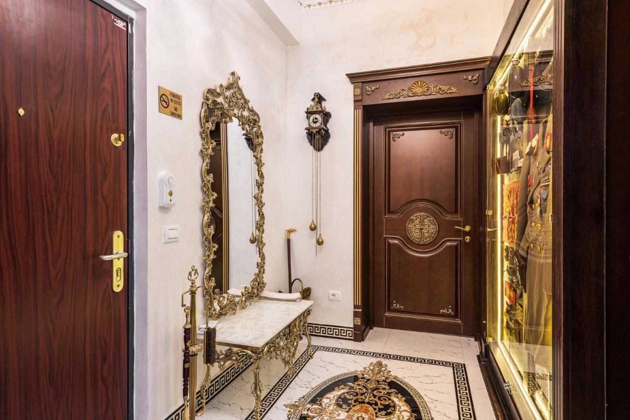 Private Museum With Antique Decor Apartament Bucureşti