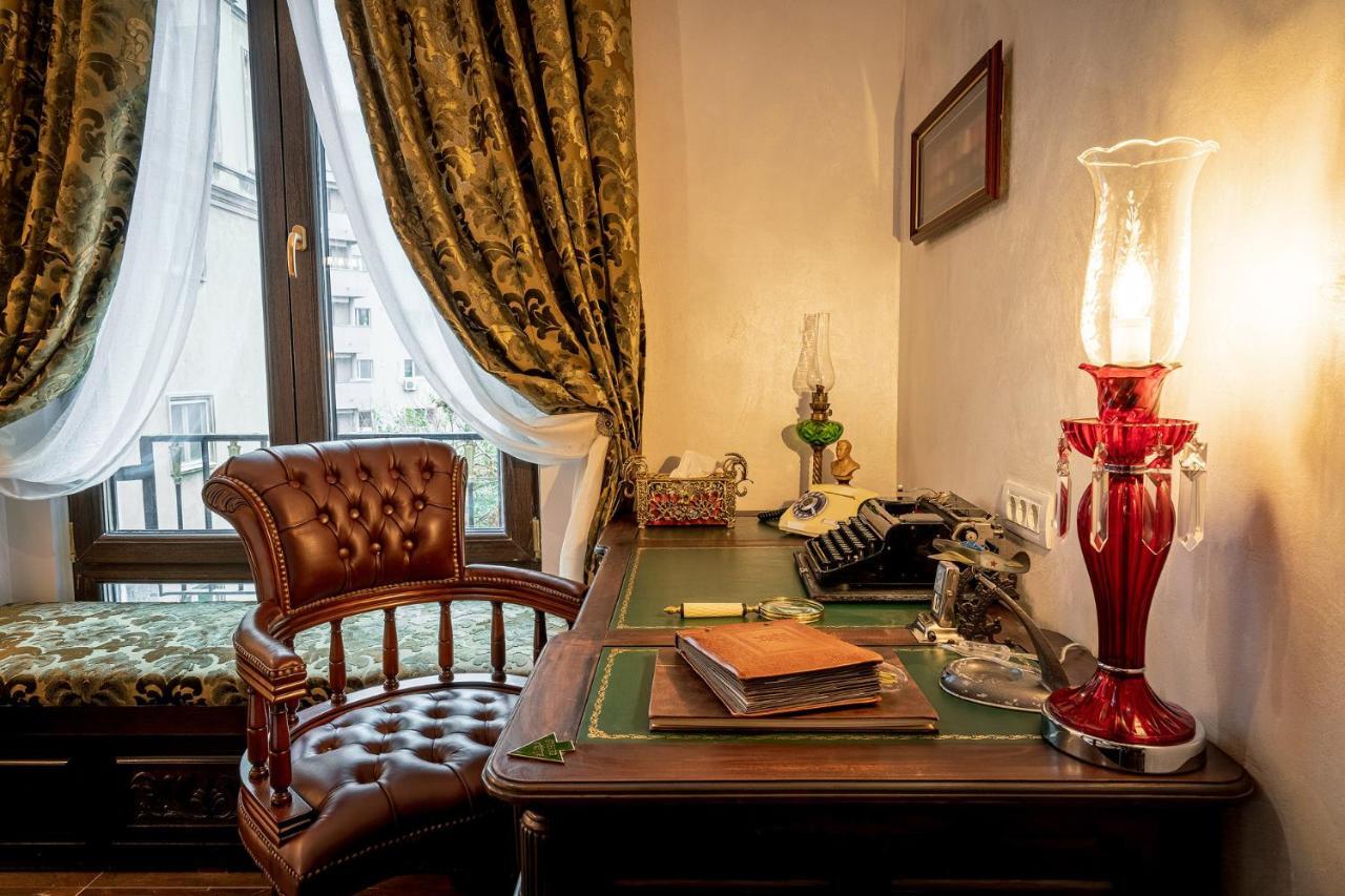 Private Museum With Antique Decor Apartament Bucureşti