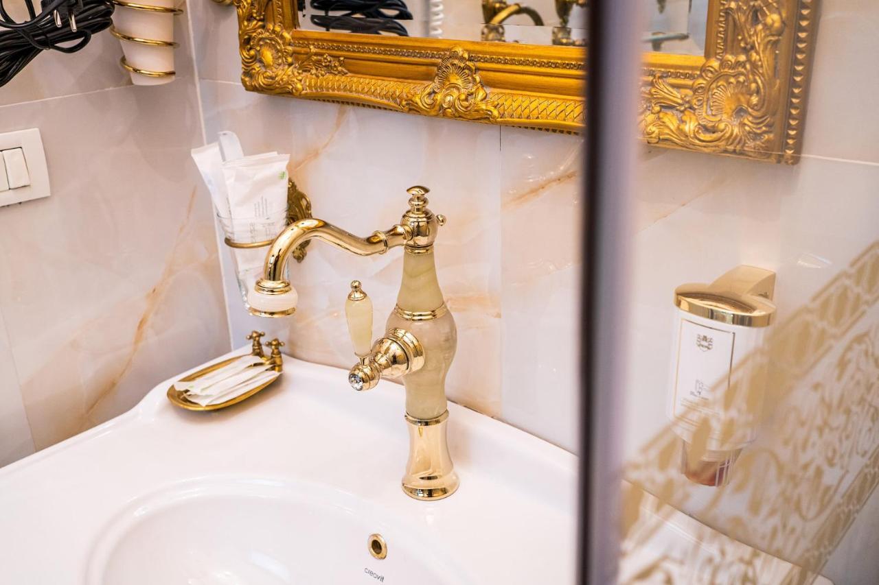 Apartament Private Museum With Antique Decor