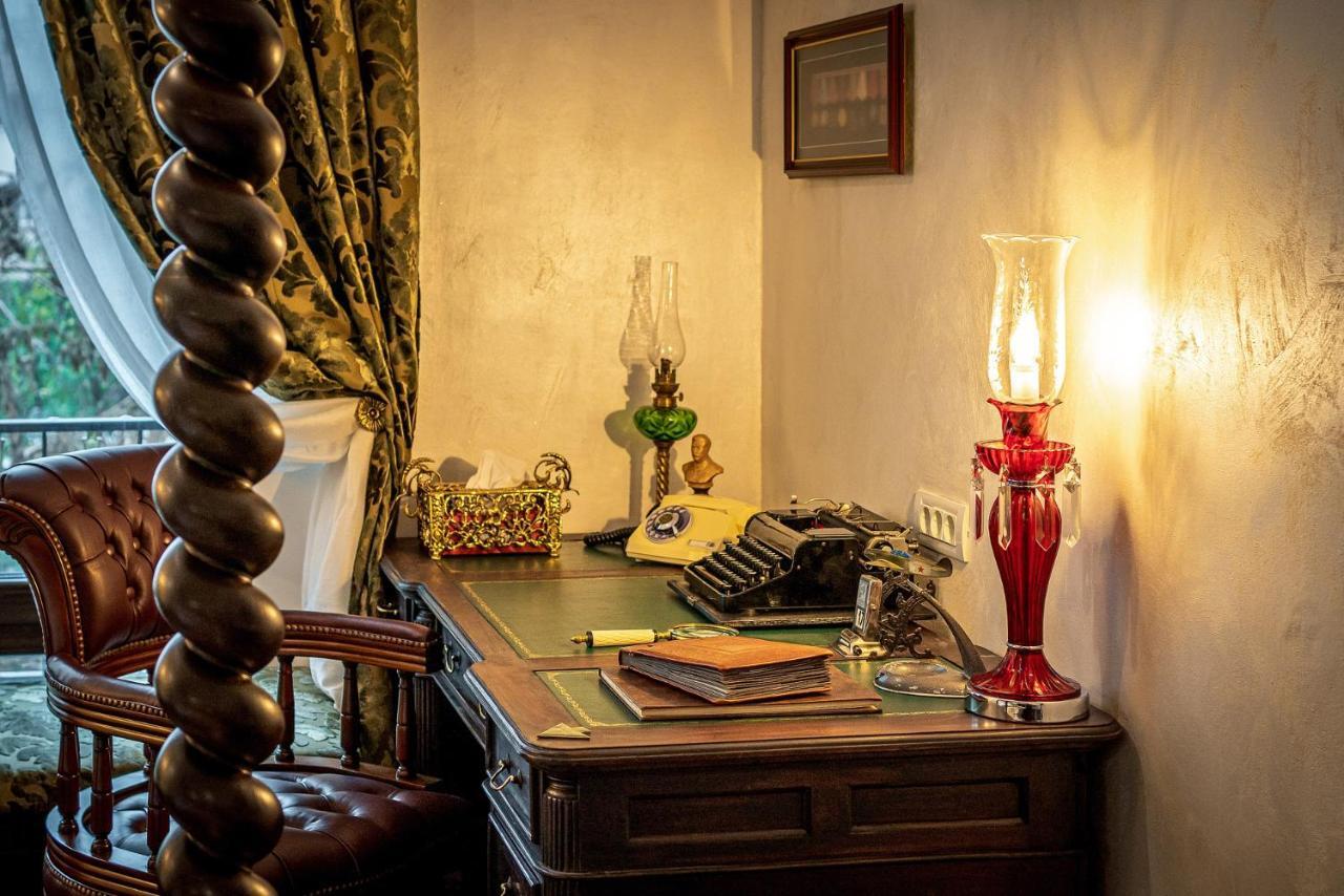 Private Museum With Antique Decor Apartament Bucureşti