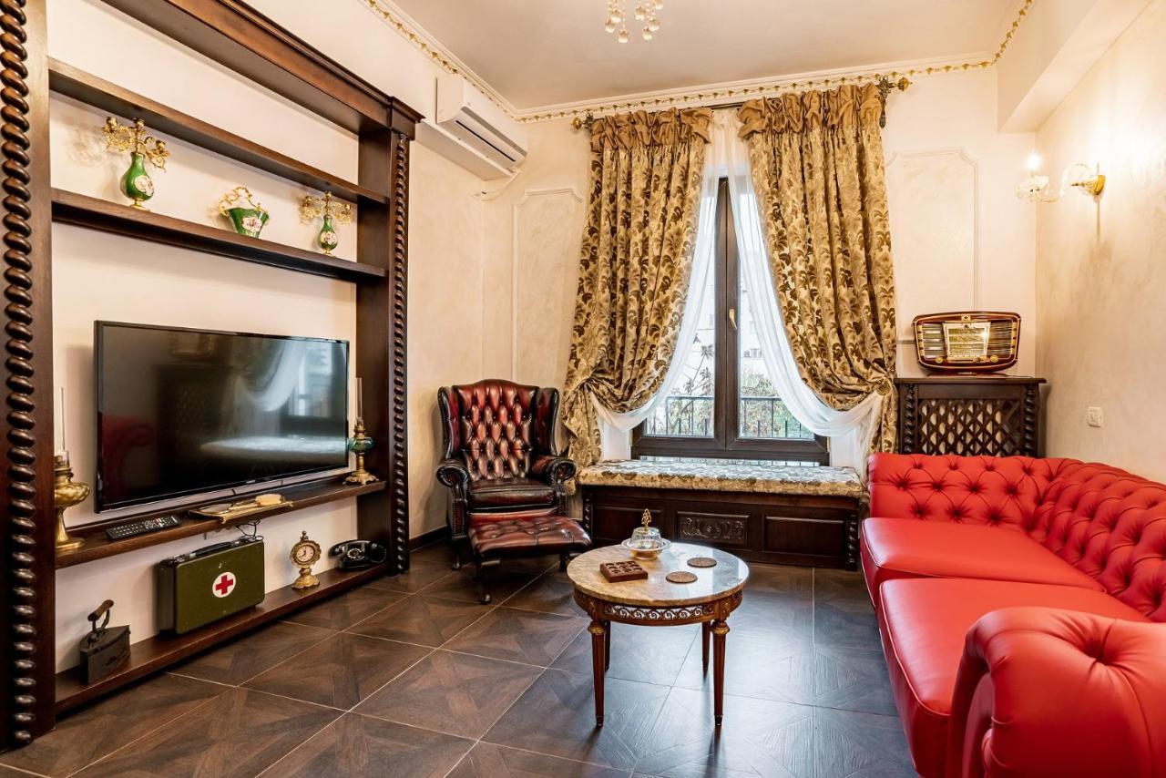 Private Museum With Antique Decor Apartament Bucureşti