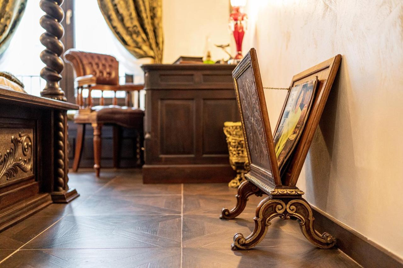 Private Museum With Antique Decor * Bucureşti